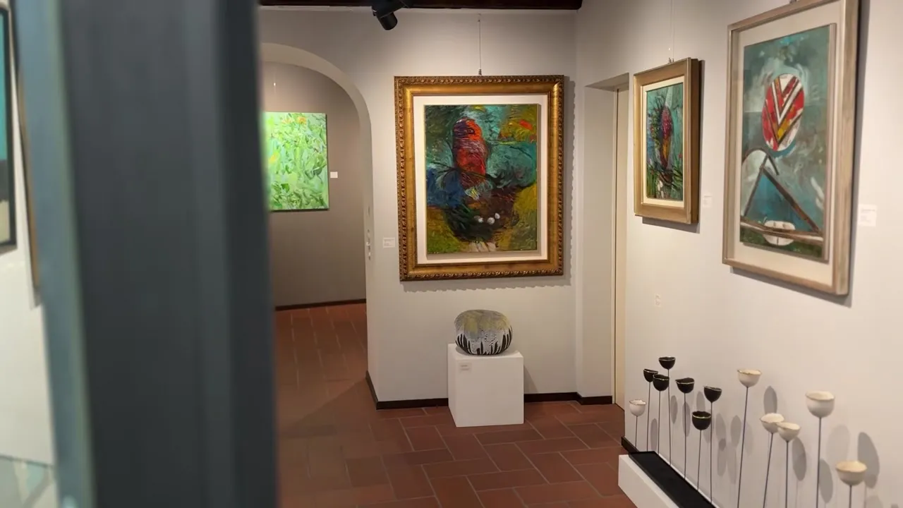 Le sale della Galleria Poma con dipinti e sculture